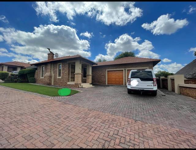 3 BEDROOM CLUSTER FOR SALE IN LAMBTON